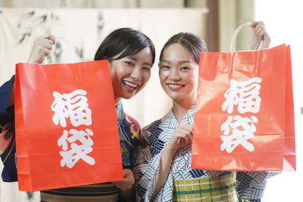Молодые Азиатские Женщины Бумажными Пакетами — стоковое фото