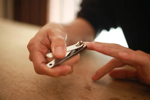 Imagen Hombre Cortándose Las Uñas — Foto de Stock