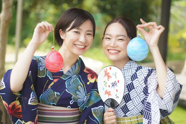 日本の伝統的な七夕祭りで着物を着た日本人女性 — ストック写真