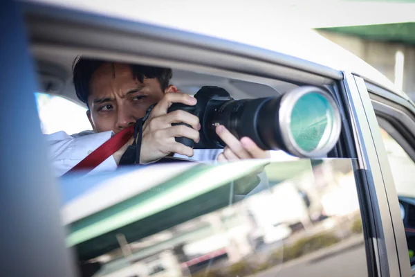 車の中でカメラを持った美しいアジア系の若者が — ストック写真