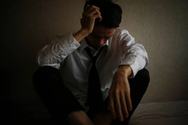 Retrato Estresado Hombre Asiático Sentado Cama —  Fotos de Stock