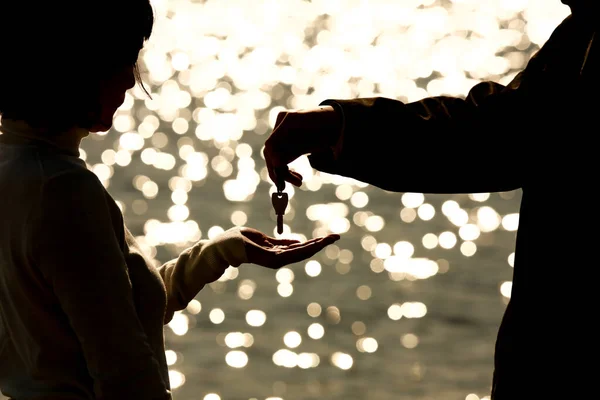 Silhouettes Homme Donnant Des Clés Une Jeune Femme Sur Côte — Photo