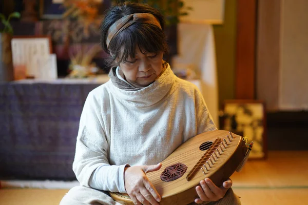 Yaşlı Kadın Geleneksel Japon Müzik Enstrümanı Koto Çalmak Için Pratik — Stok fotoğraf