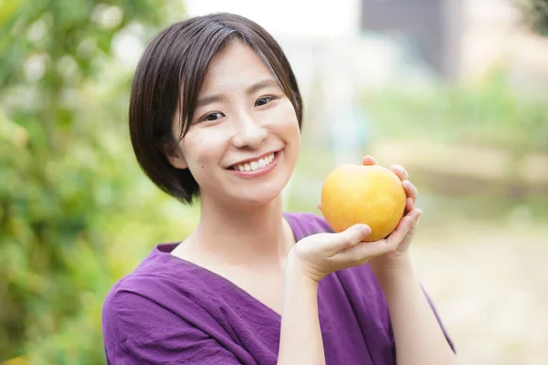 Porträtt Lycklig Japansk Kvinna Som Håller Äpple — Stockfoto