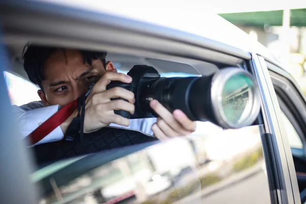Fiatal Férfi Kocsiban Kamera Paparazzi — Stock Fotó