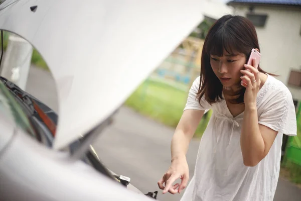 Στρεσαρισμένη Ασιάτισσα Μιλάει Στο Τηλέφωνο Κοντά Σπασμένο Αυτοκίνητο Εξωτερική — Φωτογραφία Αρχείου