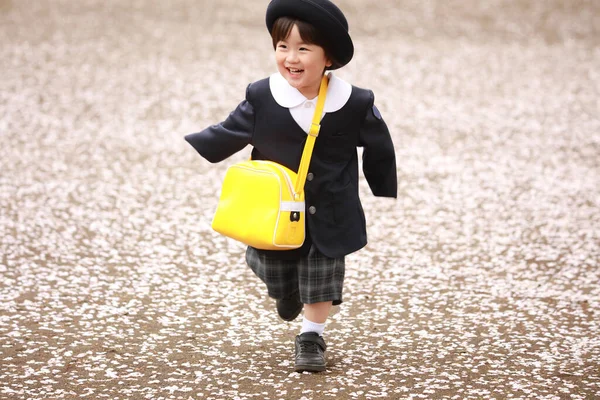 Szczęśliwe Dziecko Żółtą Torbą Spacerujące Parku — Zdjęcie stockowe