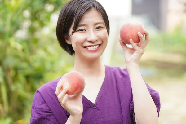 Πορτρέτο Της Ευτυχισμένης Γιαπωνέζα Κρατώντας Φρέσκα Ροδάκινα Στα Χέρια — Φωτογραφία Αρχείου