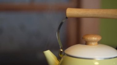 Mutfakta buharlı su ısıtıcısının yakın çekim görüntüsü.