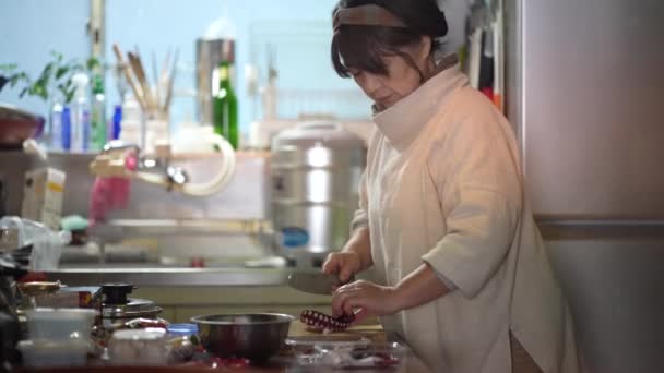 Mujer Japonesa Cortando Tentáculos Pulpo Tabla Cortar — Vídeos de Stock