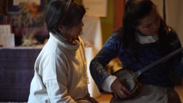 Perempuan Berlatih Untuk Bermain Pada Instrumen Musik Tradisional Jepang Sanshin — Stok Video