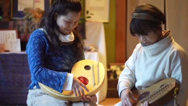 Seniorinnen Üben Auf Traditionellem Japanischen Musikinstrument Koto Spielen — Stockvideo