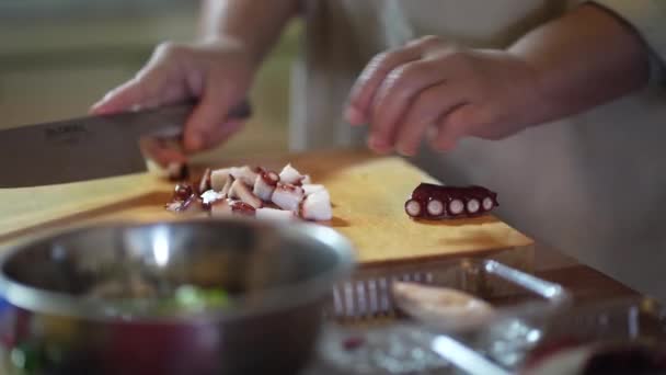 Japanse Vrouw Snijden Octopus Tentakels Snijplank — Stockvideo
