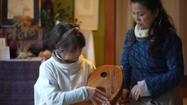 Senior Kvinnor Öva Att Spela Japanska Traditionella Musikinstrument Koto — Stockvideo