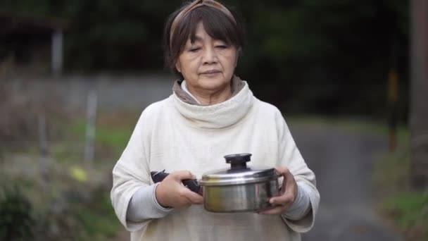 Starszy Azji Kobieta Chodzenie Garnek Jej Ręce — Wideo stockowe