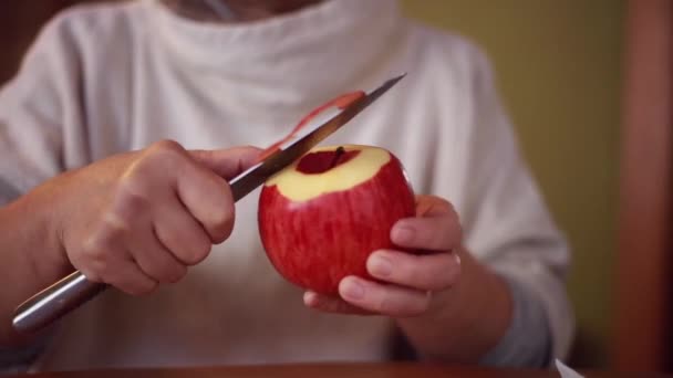 Vista Cerca Mujer Mayor Pelar Manzana Roja Con Cuchillo — Vídeos de Stock