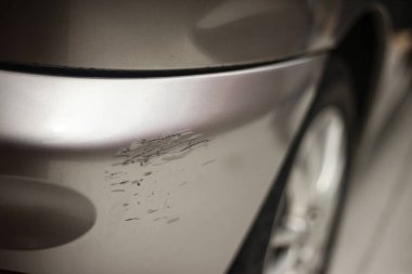 Çizikleri olan bir arabaya yaklaş.