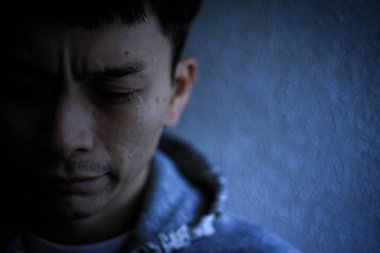 Telefonda konuşan yalnız Asyalı adamın portresi.