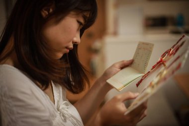 Üzgün Asyalı kadın fatura tutuyor, mali sorun kavramı