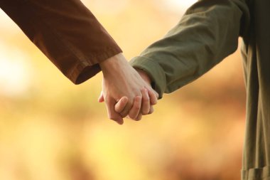 Erkek ve kadın elleri sarı bulanık sırtında