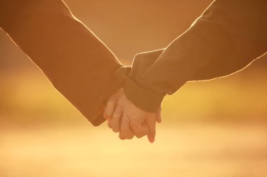 Erkek ve kadın elleri sarı bulanık sırtında