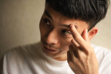 Beyaz tişörtlü Asyalı bir adamın portresi