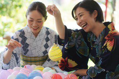 Japonya 'da geleneksel Tanabata festivali sırasında kimonolu Japon kadınlar