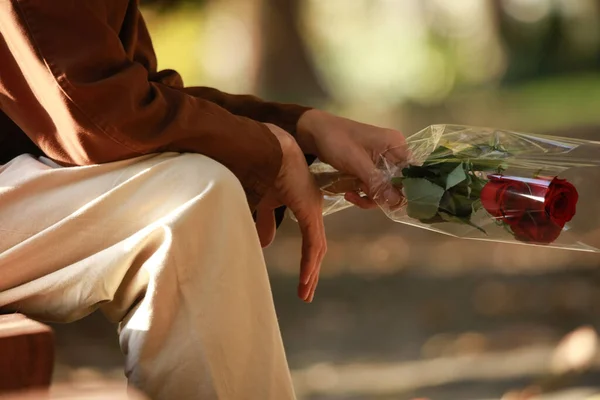 Broken Hearted Asian Man Sitting Bench Holding Flowers — Stock Photo, Image