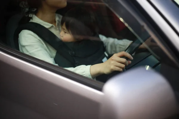 Kobieta Dzieckiem Samochodzie — Zdjęcie stockowe