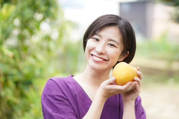 Porträtt Lycklig Japansk Kvinna Som Håller Äpple — Stockfoto