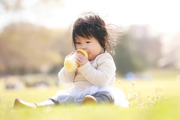 Porträtt Ung Asiatisk Bebis Med Flaska Gräsmattan — Stockfoto