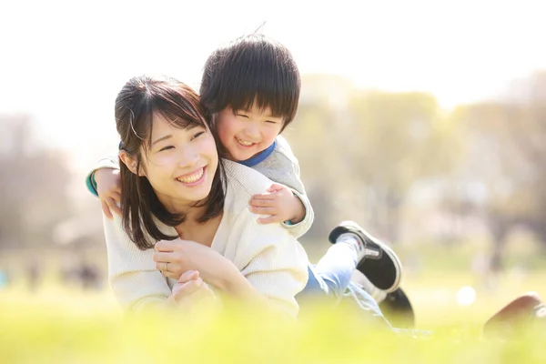 Glad Asiatisk Mor Och Liten Son Avkopplande Parken Sommardagen — Stockfoto