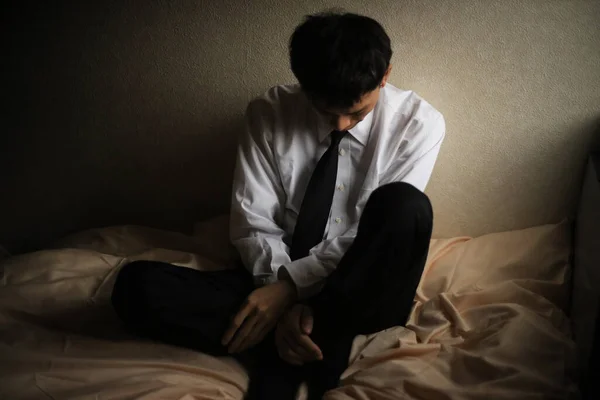 Portret Van Gestresste Aziatische Man Zittend Het Bed — Stockfoto