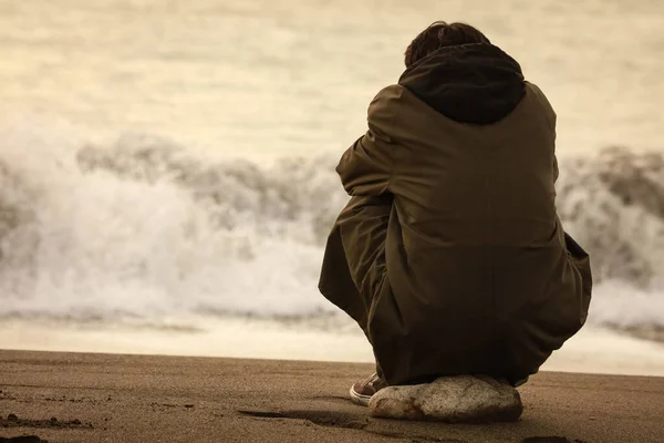 Νεαρός Ασιάτης Που Κάθεται Στην Παραλία — Φωτογραφία Αρχείου
