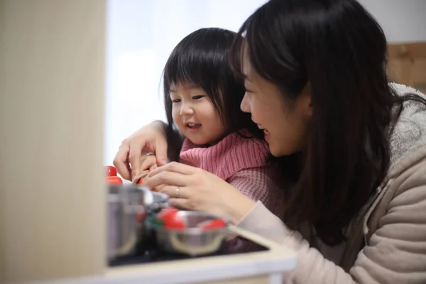 집에서 어머니와 — 스톡 사진