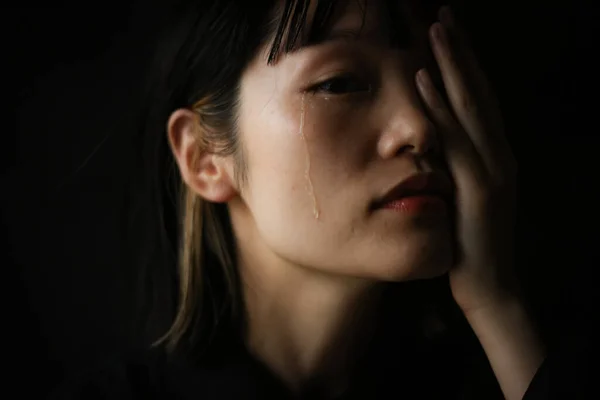 Koyu Arkaplanda Ağlayan Japon Kadının Portresi — Stok fotoğraf