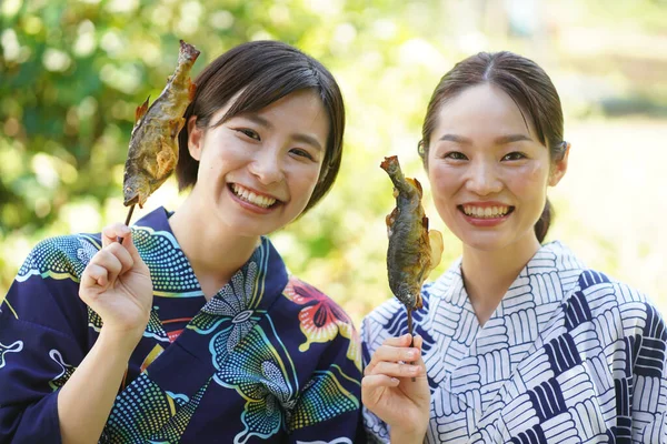 Красивые Японские Женщины Кимоно Наслаждаются Уличной Едой — стоковое фото