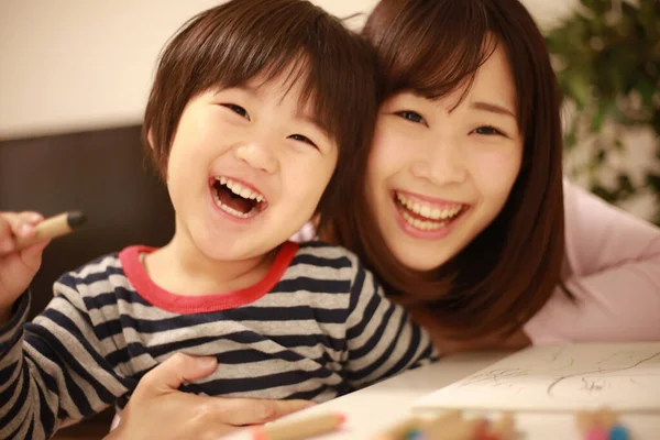 Portret Van Een Gelukkige Aziatische Moeder Haar Kind — Stockfoto
