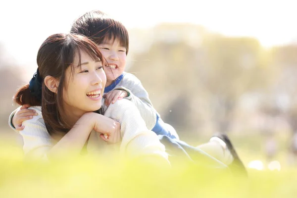 Glückliche Asiatische Mutter Und Kleiner Sohn Entspannen Sich Park Sommertag — Stockfoto