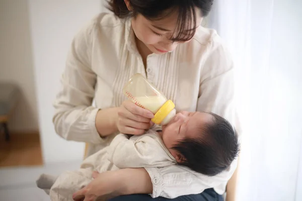 Azji Młody Matka Karmienie Dziecko Butelka Domu — Zdjęcie stockowe