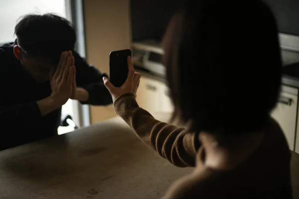 Женщина Показывает Мужчине Экран Смартфона Концепция Проблем Отношениях — стоковое фото