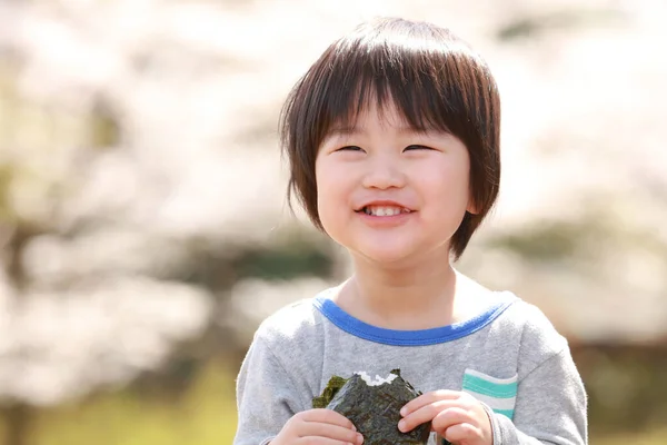 Portrait Garçon Japonais Heureux Mangeant Dans Parc Été — Photo