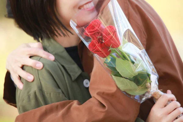 Joven Asiático Pareja Con Bouquet Abrazando Parque — Foto de Stock