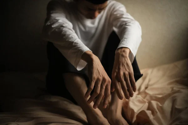 Portret Van Gestresste Aziatische Man Zittend Het Bed — Stockfoto