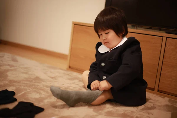 Чарівна Маленька Дитина Сидить Підлозі Одягає Шкарпетки Вдома — стокове фото