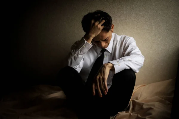 Retrato Estressado Asiático Homem Sentado Cama — Fotografia de Stock