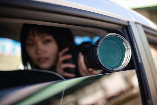 Belle Asiatique Jeune Femme Dans Voiture Avec Caméra — Photo