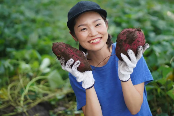 Glad Japansk Kvinna Visar Stor Röd Potatis Trädgården — Stockfoto