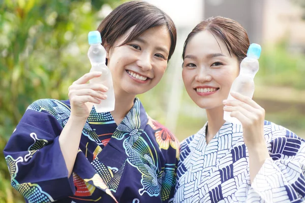 Jovem Asiático Mulheres Segurando Água Garrafas — Fotografia de Stock