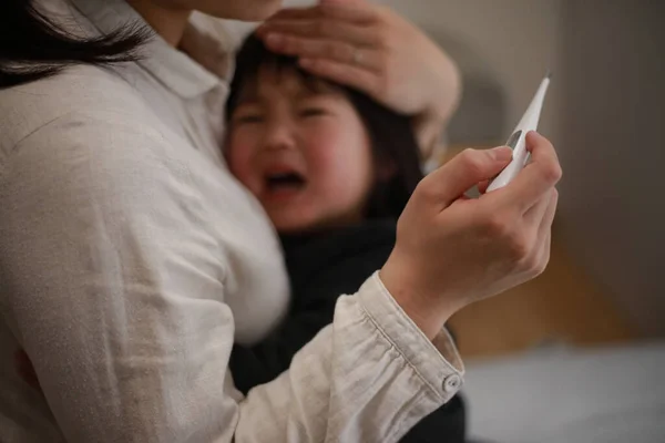 Smutna Matka Termometrem Trzymająca Dziecko — Zdjęcie stockowe